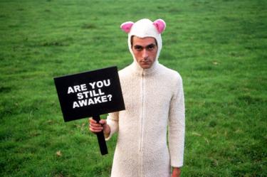 João Pedro Vale (1976), Are You Still Awake? (2002),Prova fotográfica cromogénea (C-print), Col. do artista.