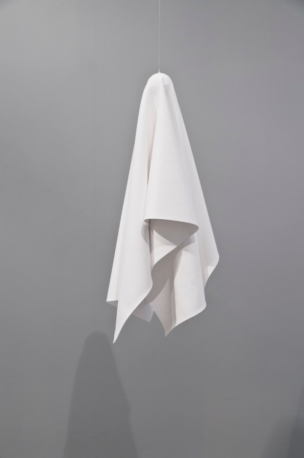 Anthony Arrobo, Ghosts, 2012, Tinta acrílica branca, variável dimensões. Cortesia 3 + 1 arte contemporânea, Lisboa, 2013.