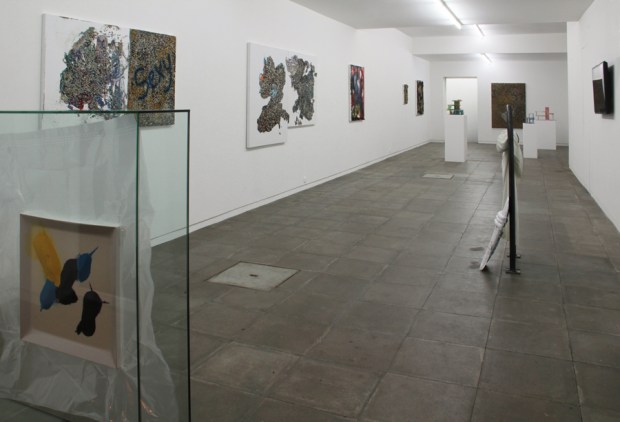 Dan Rees, vista geral da exposição 'Civic Pride' na Galeria Nuno Centeno, Porto, 2013. Cortesia da Galeria Nuno Centeno.