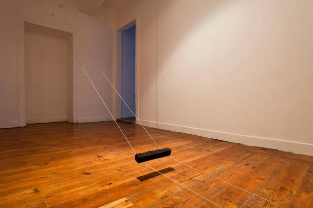 Vista da exposição 'The Age of Divinity' - Catarina Mil-Homens "Feixe", 2013. Fotografia © Fabio Salvo. Cortesia de Plataforma Revólver.