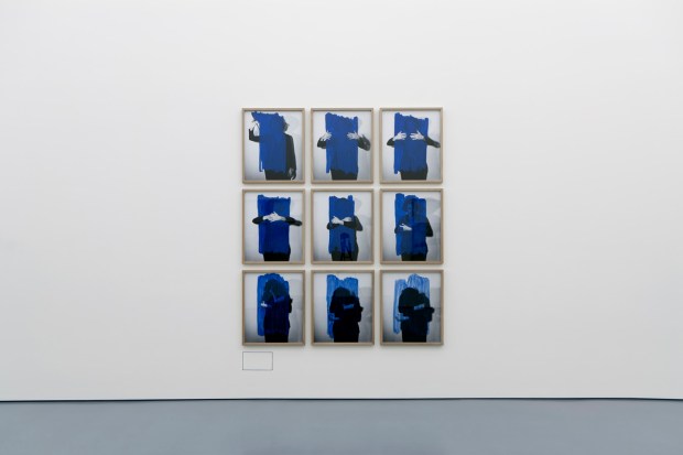 Helena Almeida, Para um enriquecimento interior, 1976 , fotografia a preto e branco e acrílico azul; composição em rectângulo © Fundação Leal Rios, Fotografia de:  João Biscainho; Edição: Rui Silva  