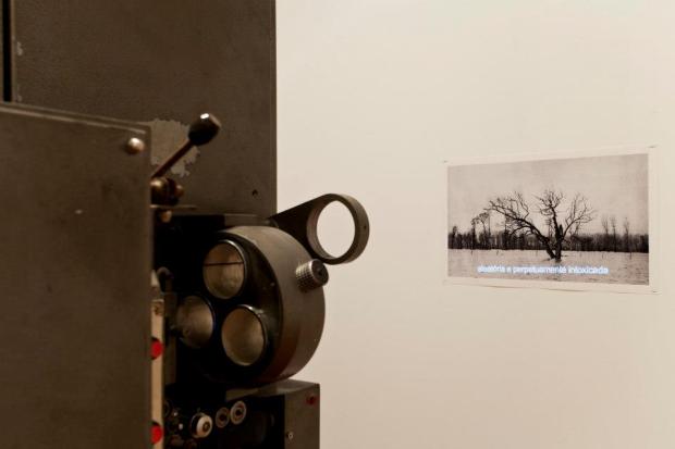 Vista da exposição 'The Age of Divinity' - Hugo Barata " The exclusion", 2013. Imagem: © Fabio Salvo. Cortesia Plataforma Revólver.