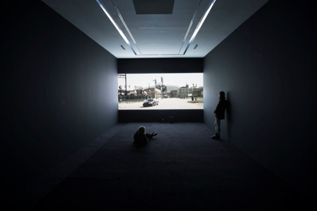 Jesper Just, exhibition view @ Galerie Perrotin, Paris. Courtesy: Galerie Perrotin, Hong Kong & Paris. Photografia: Guillaume Ziaccarelli 