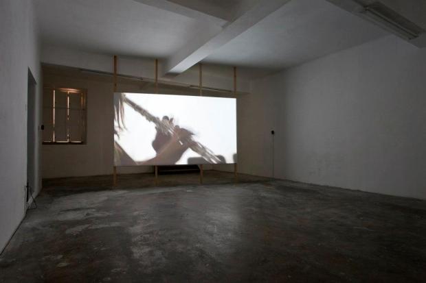 Vista da exposição 'The Age of Divinity' - Johanna Billing "Magical World", 2005 - imagem © Fabio Salvo. Cortesia de Plataforma Revólver.