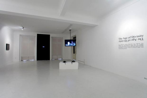 Vista da exposição 'The Age of Divinity' na Plataforma Revólver, 2013. Fotografia © Fabio Salvo. Cortesia de Plataforma Revólver.