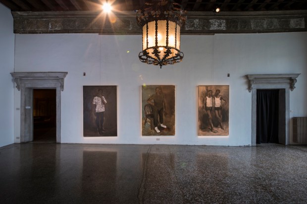 Pinturas de Lynette Yiadom-Boakye. Future Generation Art Prize, Palazzo Contarini Polignac, Veneza, Itália, 2013. Courtesy PinchukArtCentre. Photo by Sergey Illin.