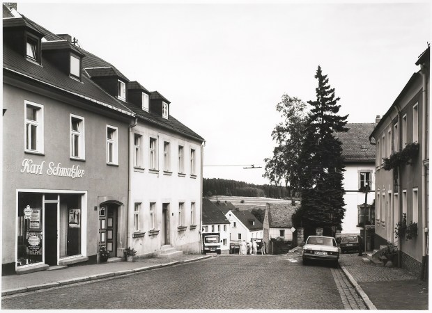 Thomas Struth, Wunsiedlerstrasse, Weissenstadt, 1982, 1982, 1989. Cortesia BES Arte e Finança.