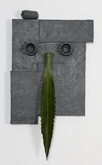 Pedro Valdez Cardoso,  Portrait of a mask, 2014. Madeira, cartão, metal, borracha e silicone líquida, 112 x 62 x 12 cm. Cortesia do artista e Galeria Caroline Pagès, Lisboa.